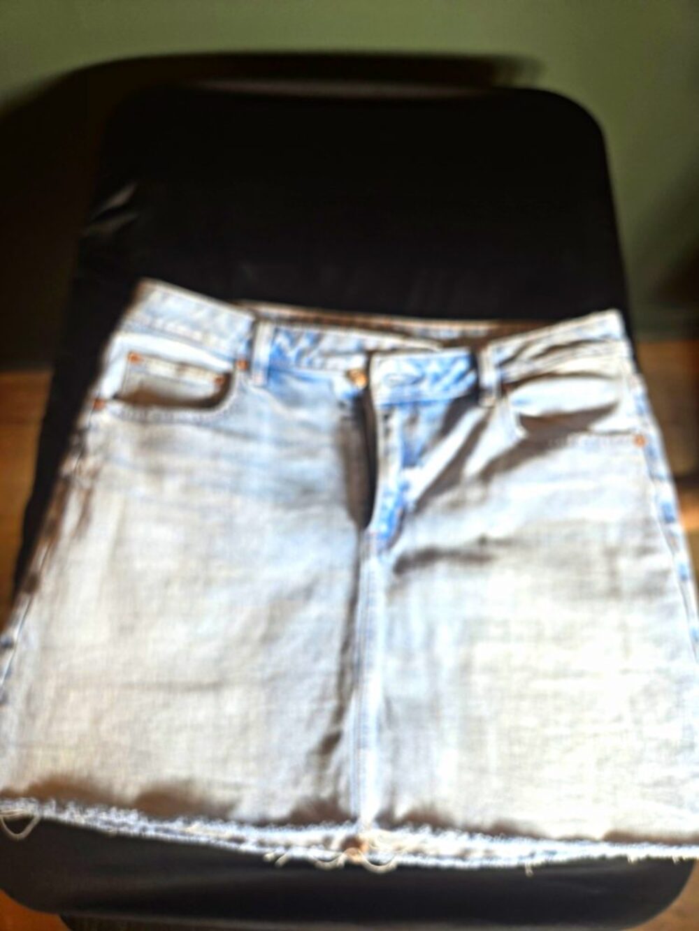 American Eagle Blue Denim Mini Skirt Size 12 Frayed Hem Pockets Zip